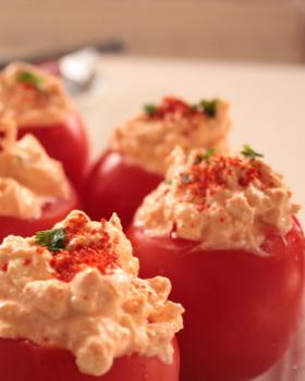 Помидоры с чесноком и сыром
